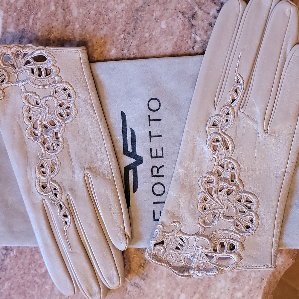 Fioretto Leather Gloves. Taupe/Tan. Delicate Lace Cutout. Button Closure.